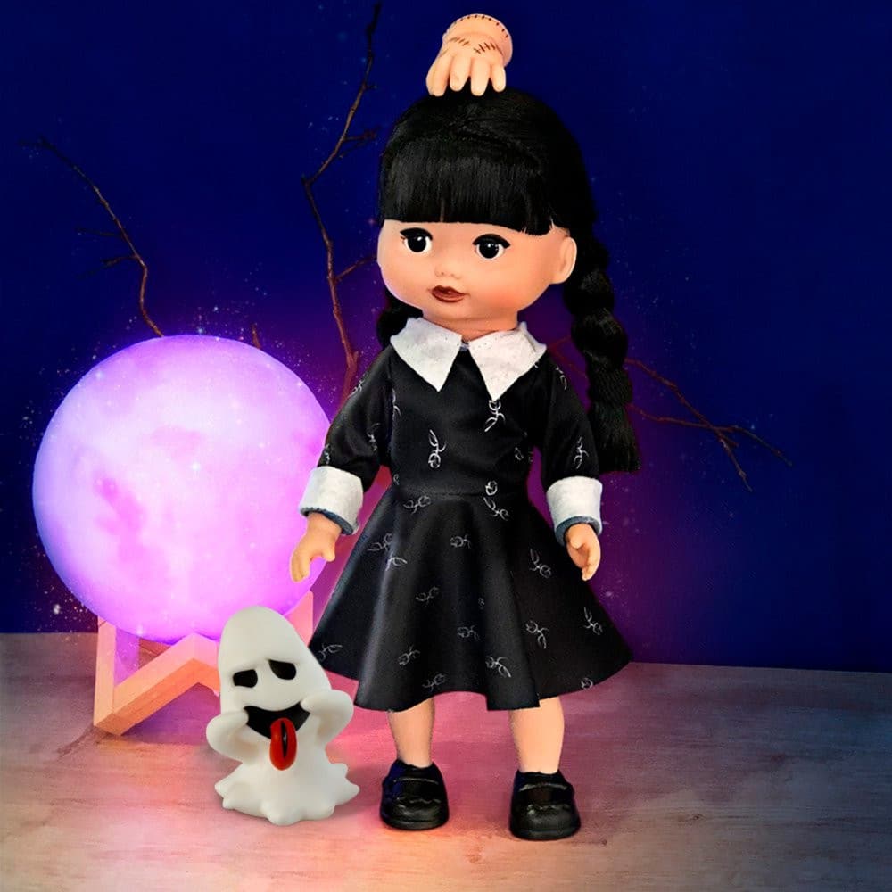 Boneca Vavazinha Com Mãozinha E Fantasminha (Inspiração Série Wandinha) - Image 4